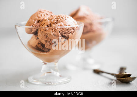 Schokolade Eis Schaufeln in Glas Tassen Hälfte geschmolzen. Lecker erfrischenden Sommer Dessert Stockfoto