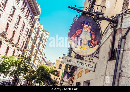 Madrid/Spanien - 07.23.2012: Tafel von einer typisch spanischen Kneipe an der Straße in der Innenstadt. Stockfoto
