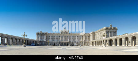 Madrid/Spanien - 07.23.2012: Blick auf den Königlichen Palast mit klarem blauen Himmel. Offizielle Residenz der spanischen Königsfamilie Stockfoto