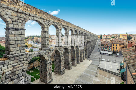 Panoramaaussicht auf der Plaza del Azoguejo und die historischen römischen Aquädukt. Stockfoto