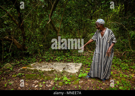 Bunce Insel, Sierra Leone - Juni 02, 2013: Westafrika, unbekannte Person an der alten Sklaven Gefängnisse, Bunce Insel war ein Britischer slave Trading Post in der Stockfoto