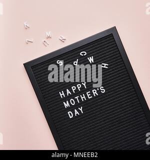 Schwarz mit weißem Kunststoff letterboard Briefe mit Zitat Happy Mother's Day, auf rosa Hintergrund. Stockfoto