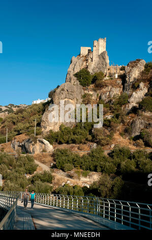 Greenway der Subbetica (alte Bahnlinie der sogenannten "Öl") - Viadukt und felsige Burg (9. Jahrhundert). Zuheros. Provinz Córdoba. Region Stockfoto