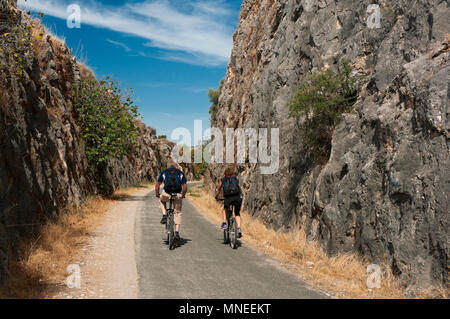 Greenway der Subbetica (alte Bahnlinie der sogenannten "Öl") - Pfad und Radfahrer. Cabra. Provinz Córdoba. Region Andalusien. Spanien. Eu Stockfoto