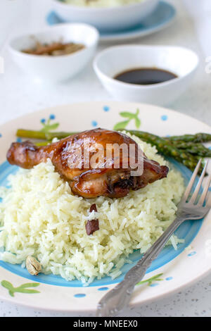 Teriyaki Chicken Drumsticks mit weißer Reis auf Weiß Tisch serviert Stockfoto