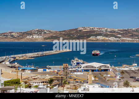 Fähre bei der Ankunft im Hafen von Tanger im Norden Marokkos Stockfoto