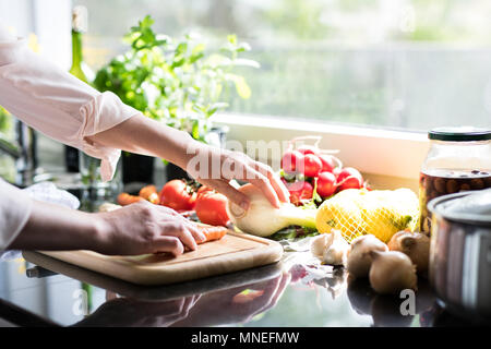 Home Kochen Gemüse in einer modernen Küche Stockfoto