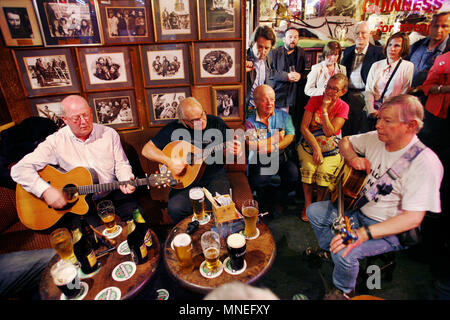 Traditionelle irische Musik session, O'Donoghue's Pub in Dublin, Irland Stockfoto