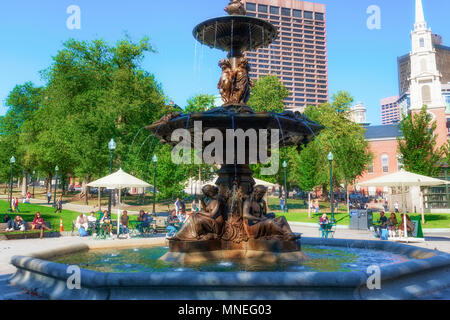 Boston, Massachusetts, USA - 12. September 2016: Boston Commons Brauerei Brunnen, Boston, Massachusetts. Bronze Brunnen, begann das Wasser fließt auf Stockfoto