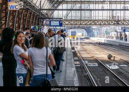 Amsterdam, Niederlande, 15. Mai 2018: Zug Ankunft am Amsterdamer Hauptbahnhof Stockfoto