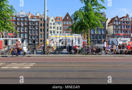 Amsterdam, Niederlande - 15 Mai, 2018: die Menschen in Amsterdam, in der Nähe von Häusern Stockfoto