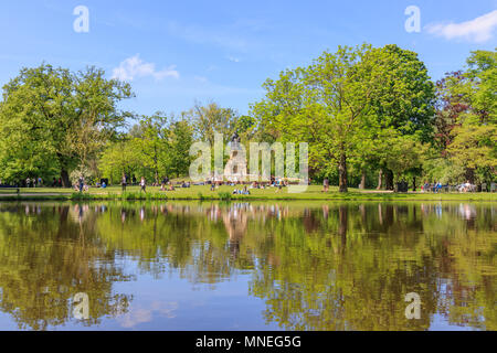 Amsterdam, Niederlande, 11. Mai 2018: Die Menschen in den Vondelpark entfernt, an einem sonnigen Tag Stockfoto