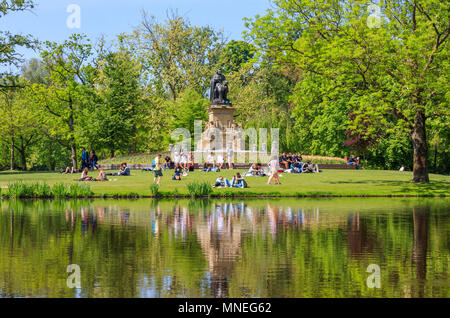 Amsterdam, Niederlande, 11. Mai 2018: Die Menschen in den Vondelpark entfernt, an einem sonnigen Tag Stockfoto