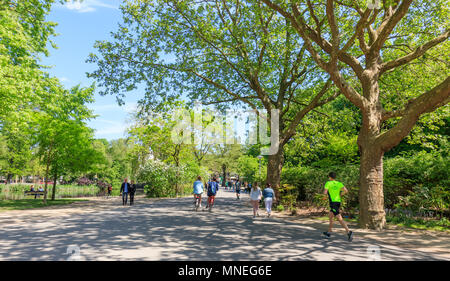 Amsterdam, Niederlande, 11. Mai 2018: Leute Joggen im Vondelpark entfernt, an einem sonnigen Tag Stockfoto