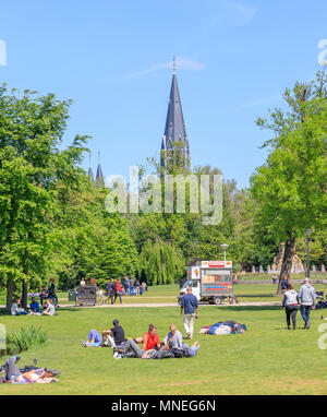 Amsterdam, Niederlande, 11. Mai 2018: Die Menschen in den Vondelpark entfernt, an einem sonnigen Tag Stockfoto