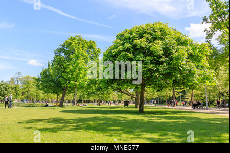 Amsterdam, Niederlande, 11. Mai 2018: Die Menschen in den Vondelpark entfernt, an einem sonnigen Tag Stockfoto