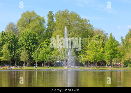 Amsterdam, Niederlande, 11. Mai 2018: Der Brunnen am Vondelpark Stockfoto
