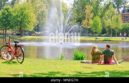 Amsterdam, Niederlande, 11. Mai 2018: Die Menschen in den Vondelpark entfernt, an einem sonnigen Tag Stockfoto