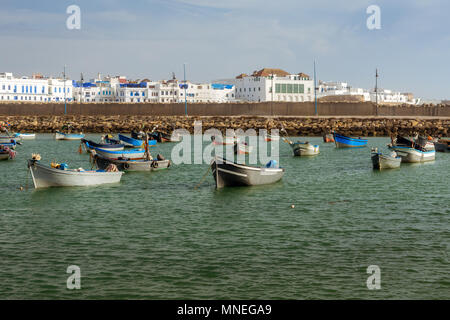 Der Hafen und der alten Medina von Asilah, nördlich von Marokko Stockfoto