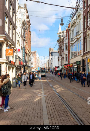 Amsterdam, Niederlande, 14. März 2018: Einkaufsstraße in Amsterdam Stockfoto