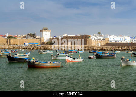 Der Hafen und der alten Medina von Asilah, nördlich von Marokko Stockfoto