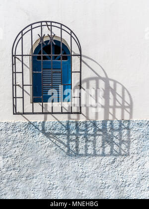 Blaue Fenster mit gestylten Eisengitter Stockfoto