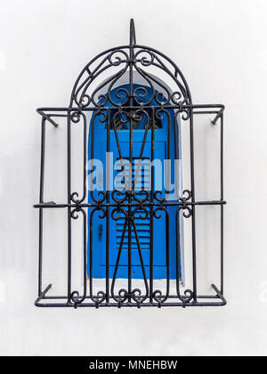 Blaue Fenster mit gestylten Eisengitter Stockfoto