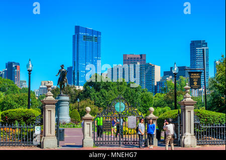 Boston, Massachusetts, USA - 12. September 2016: Touristische posieren für Fotos vor dem Eingangstor in Boston Public Garden. Eine Statue von Geo Stockfoto