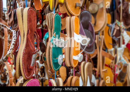 Bunte Leder Sandalen in einem marokkanischen Souk store Stockfoto