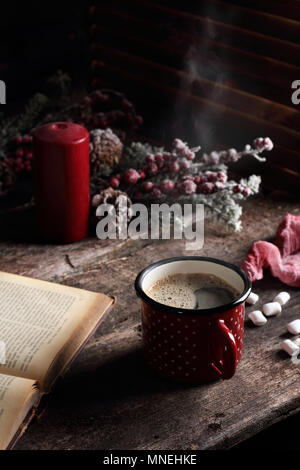 Heißer Kaffee auf einem Holztisch, Weihnachtsschmuck Stockfoto