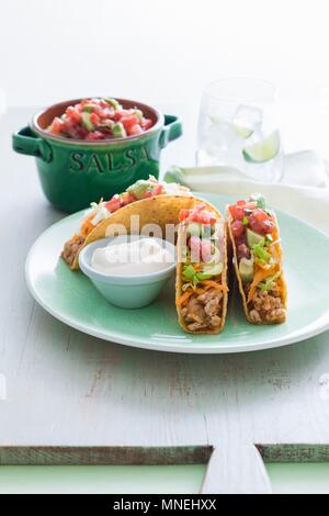 Chicken Tacos mit Avocado salsa Stockfoto