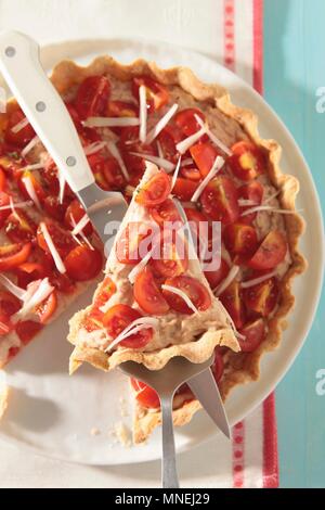 Thunfisch und Tomaten-Tarte Stockfoto