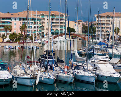 Fußgängerbrücke über die Marina von Frejus, Cote d'Azur, Départements Var, Provence-Alpes-Côte d'Azur, Südfrankreich, Frankreich, Europa Stockfoto