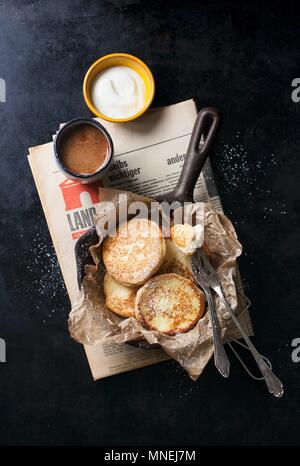 Quark Pfannkuchen mit griess in einer gusseisernen Pfanne (von oben gesehen) Stockfoto