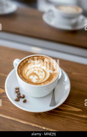 Eine Tasse Cappuccino mit bulldogge Latte Art Stockfoto