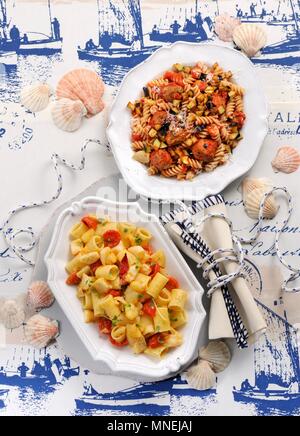 Fusilli mit Fleisch, Klößen und Auberginen, und Nudeln mit Kartoffeln und Fisch Stockfoto