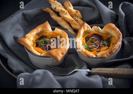 Blätterteig Quiche mit süssen Kartoffeln, violetten Kartoffeln und Schalotten (vegane) Stockfoto