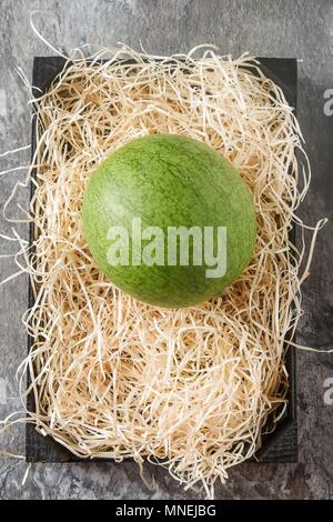 Eine Wassermelone auf Stroh (von oben gesehen) Stockfoto