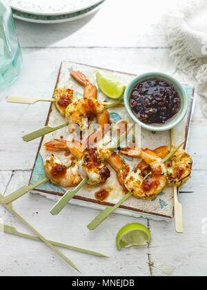 Gegrillte Garnelen mariniert mit Limette, Ingwer und Knoblauch mit Home, Sweet Chili Sauce, Stockfoto