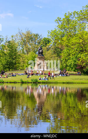 Amsterdam, Niederlande, 11. Mai 2018: Die Menschen in den Vondelpark entfernt, an einem sonnigen Tag Stockfoto