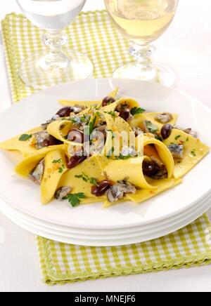 Stracci con alici (frische Pasta mit Sardellen und Oliven, Italien) Stockfoto