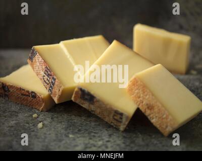 Mehrere Stücke der Greyerzer Käse Stockfoto