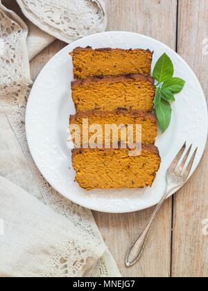 Hausgemachte vegan Kichererbse Kuchen mit Basilikum Stockfoto