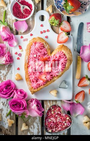 Valentinstag Blätterteig Torte mit rose Gebäck Sahne, Erdbeeren und Streuseln Stockfoto