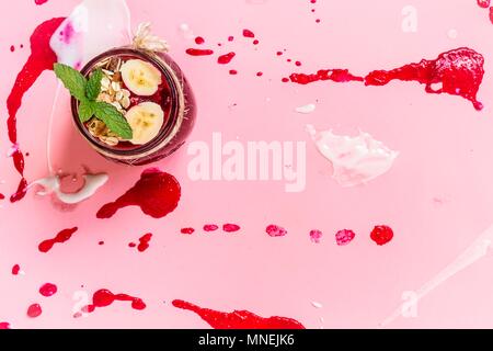 Rüben Suppe in einer weißen Schüssel auf farbige Bau Papier Oberfläche - gesunde Ernährung Stockfoto