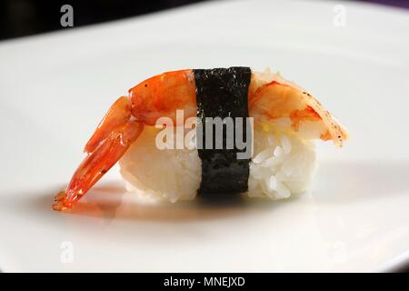 Ebi Sushi: nigiri Sushi mit Garnelen Stockfoto