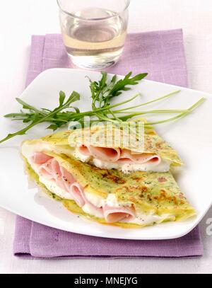 Crespella con Rucola, Prosciutto e Crescenza (rocket Pfannkuchen mit Schinken und Käse, Italien) Stockfoto