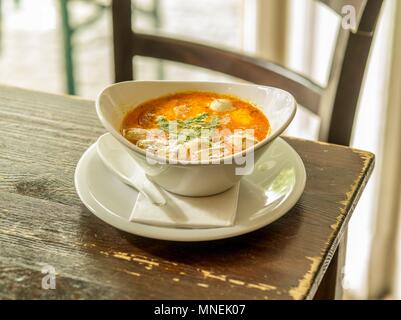 Würziger Kokosmilch Suppe mit Koriander, Tomaten, Pilze und Zitronengras Stockfoto