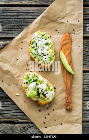 Baguettes mit Avocado, Feta, schwarzem Sesam und Fleur de Sel Stockfoto