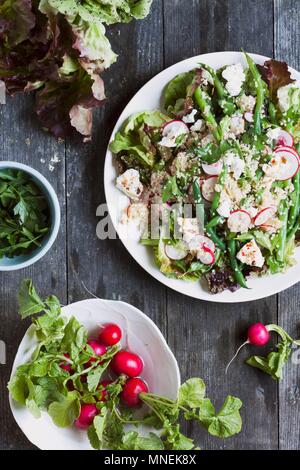 Ein Cous Cous Salat mit Radieschen, Bohnen, Feta und Petersilie Stockfoto